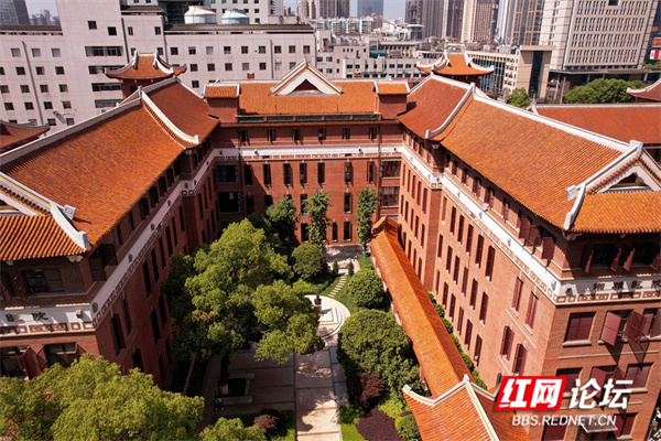 湘雅红楼正面外观，红砖清水墙与金色琉璃瓦歇山顶