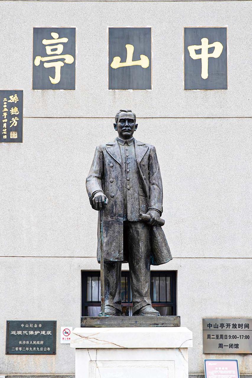 中山亭前的孙中山铜像