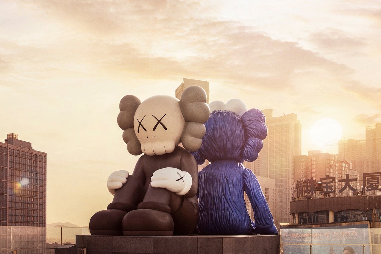 KAWS "SEEING/WATCHING"雕塑在IFS七层空中花园