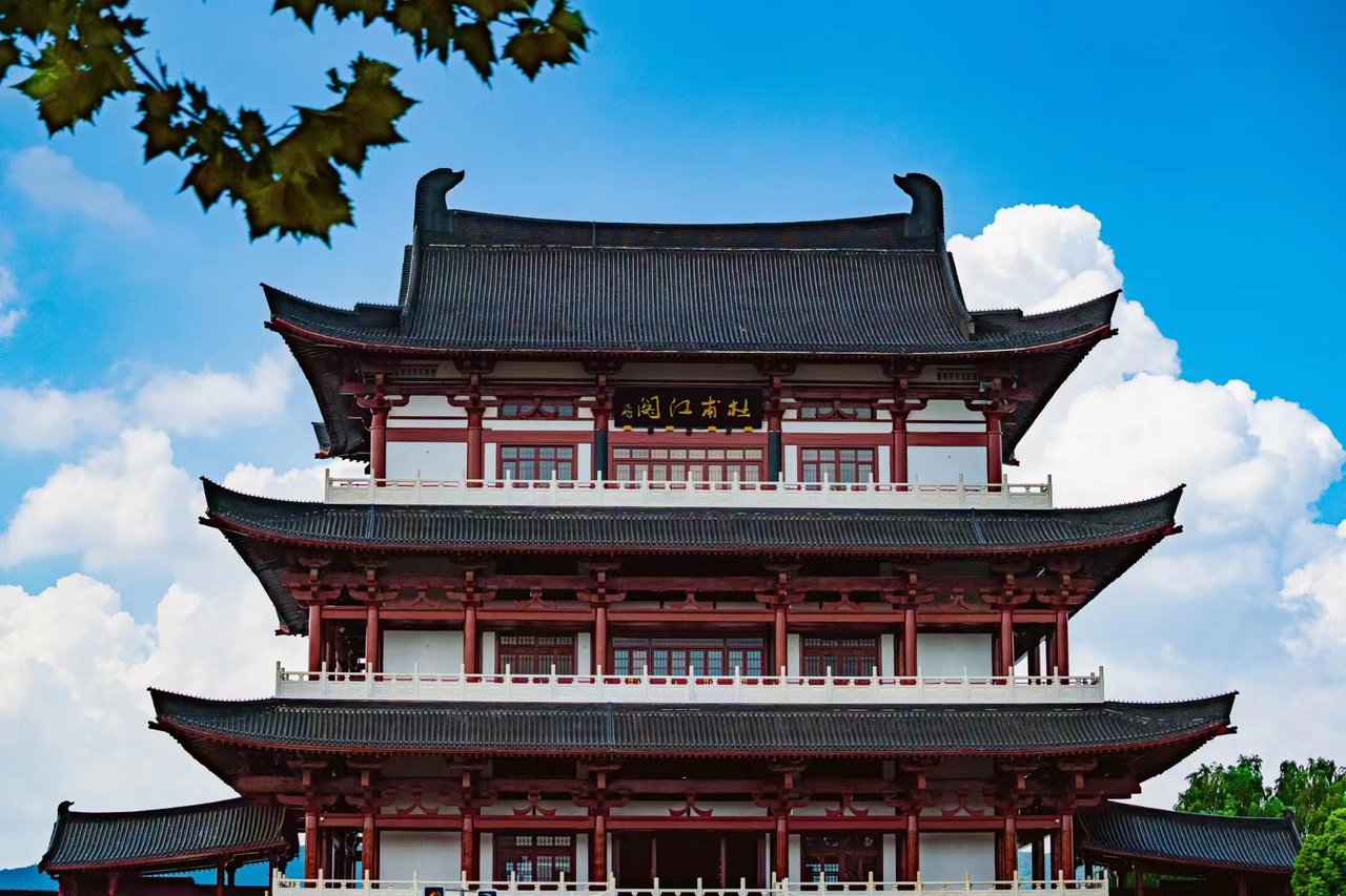 杜甫江阁前广场上的市民活动