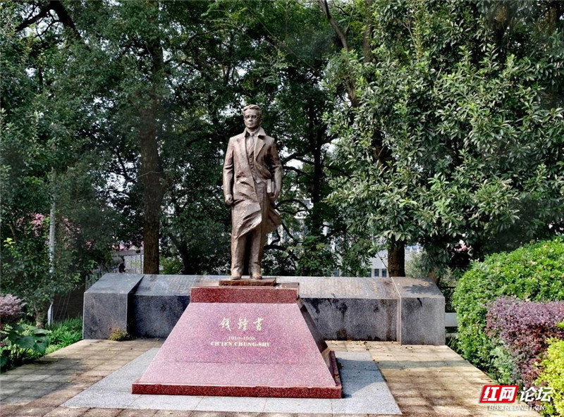 湖南师范大学校园内的坡道与早期建筑，树影斑驳