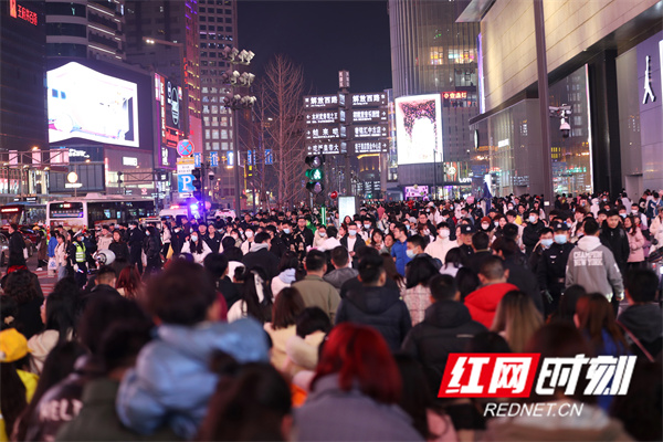 杜甫江阁与湘江东岸沿江步道，市民在广场上休闲活动