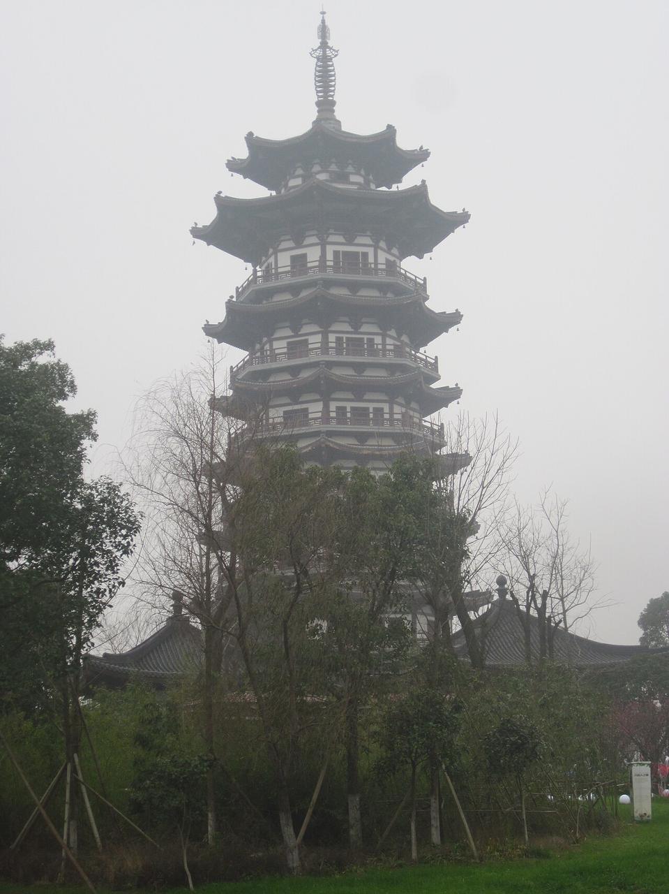白鹭塔：49.99米高的七层八角景观塔，登塔可俯瞰全园