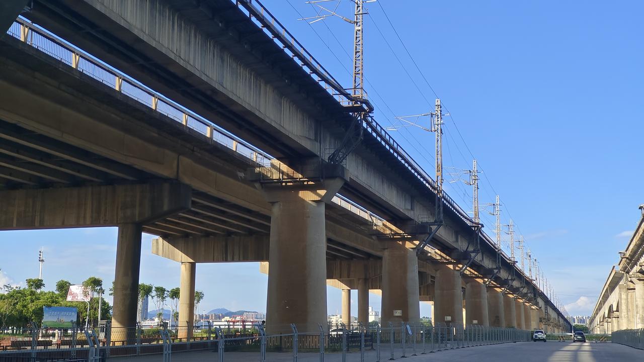 月亮岛东侧，长沙绕城高速与石长铁路并行的月亮岛大桥