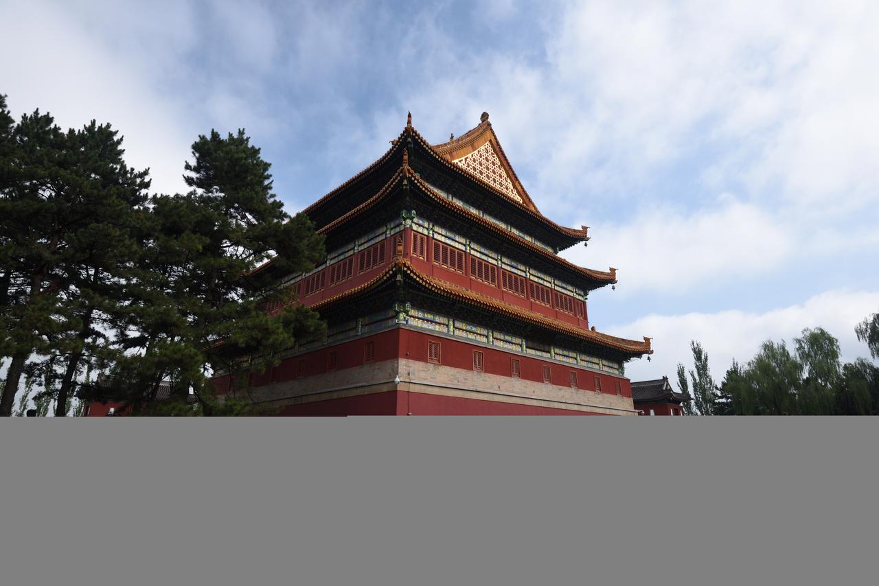 安远庙普渡殿外景，黑色琉璃瓦屋顶在山林间醒目