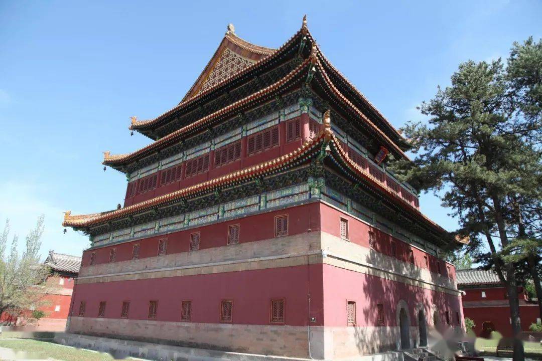 普渡殿外景近照，黑瓦和三层屋檐清晰可见