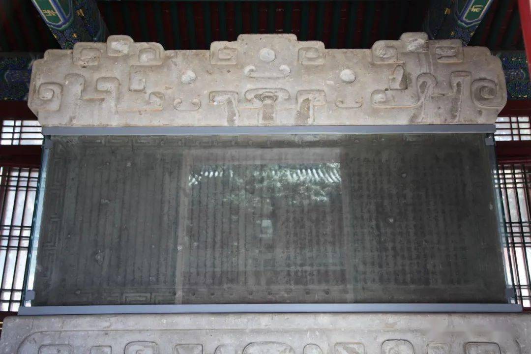 门殿内的御碑，四种文字刻写乾隆建庙铭文