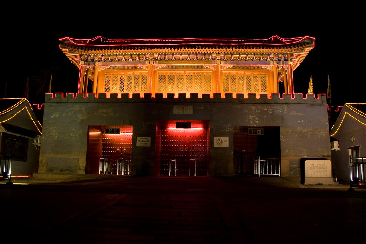 丽正门夜景，可见门楼和门前石狮