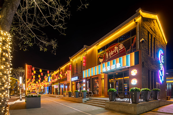元宝街内景，仿古建筑与当代商业业态