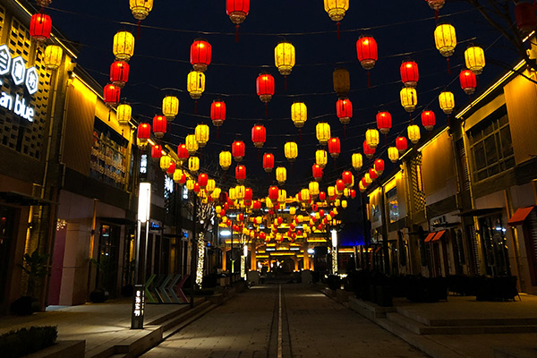 鼎盛元宝街夜间全景，仿清建筑群灯火通明