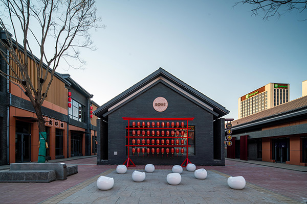 元宝街中心广场，红灯笼与仿古建筑装饰
