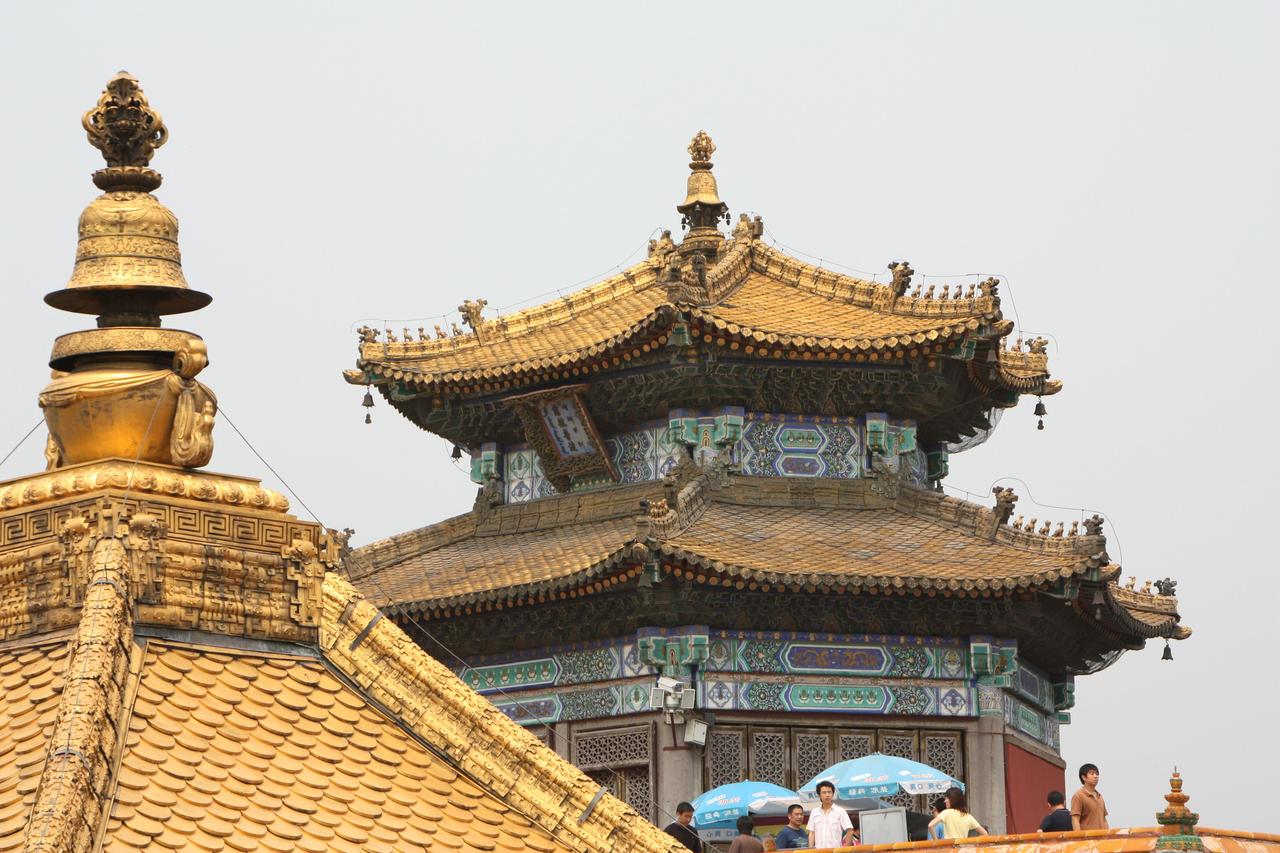 万法归一殿金顶，高出大红台群楼之上