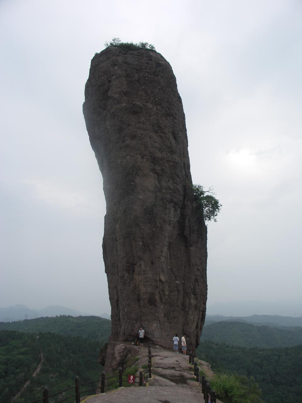 磬锤峰近景，红色砂砾岩柱体上粗下细的形态