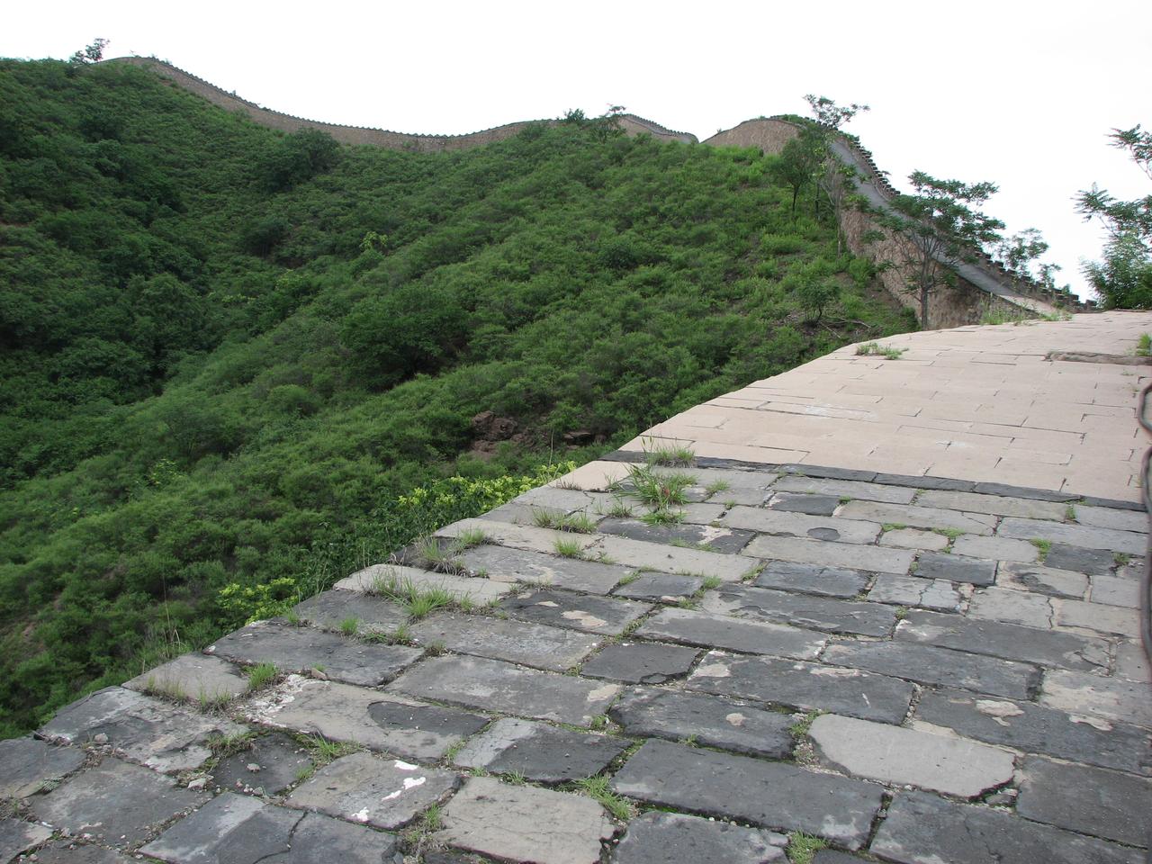 避暑山庄宫墙沿山脊蜿蜒，远处可见平原区
