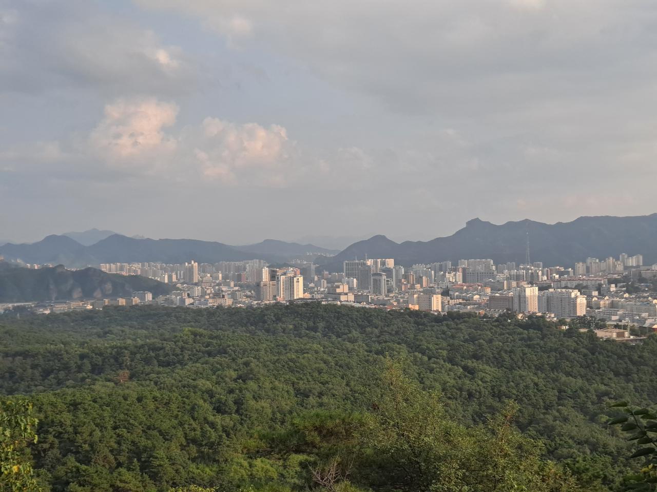 从四面云山眺望承德城区和丹霞群峰