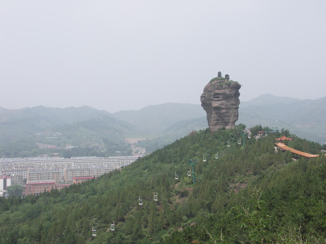 双塔山景区内的红色砂砾岩层理，岩柱局部