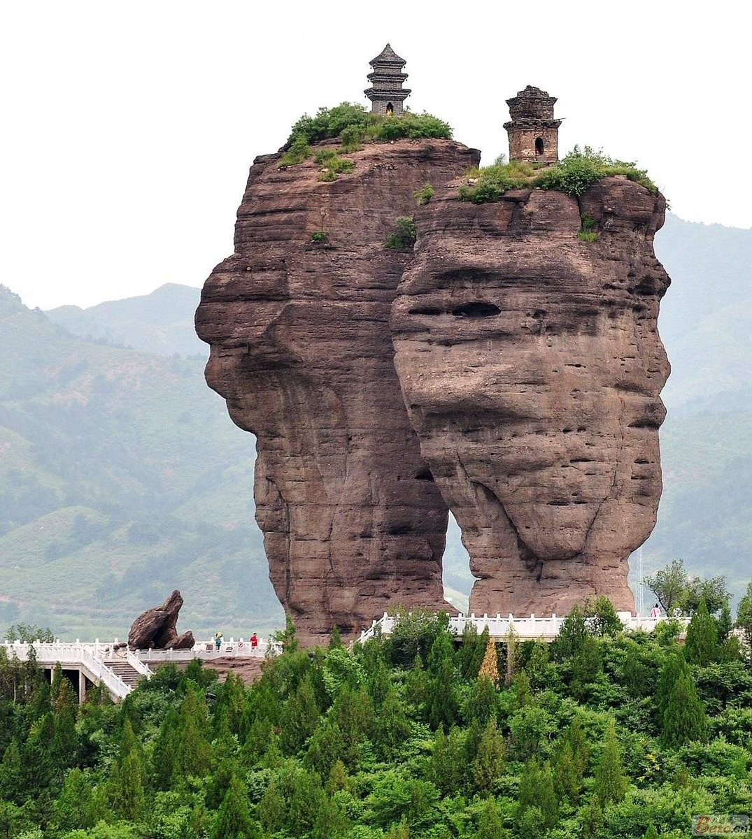 双塔山远眺,两根红色岩柱并立