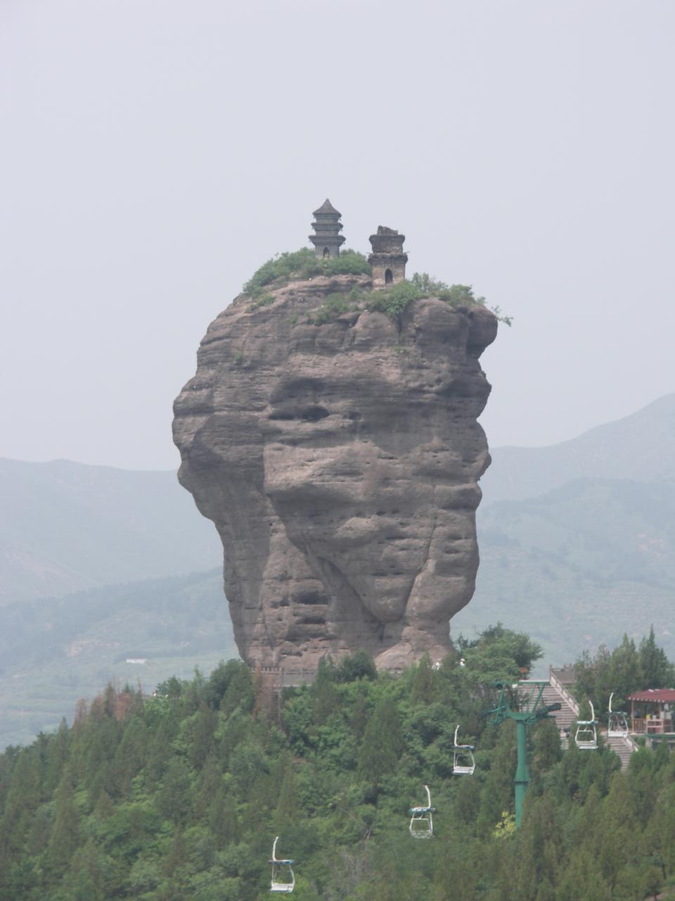 双塔山双柱全景，岩顶各有一座辽代青砖塔
