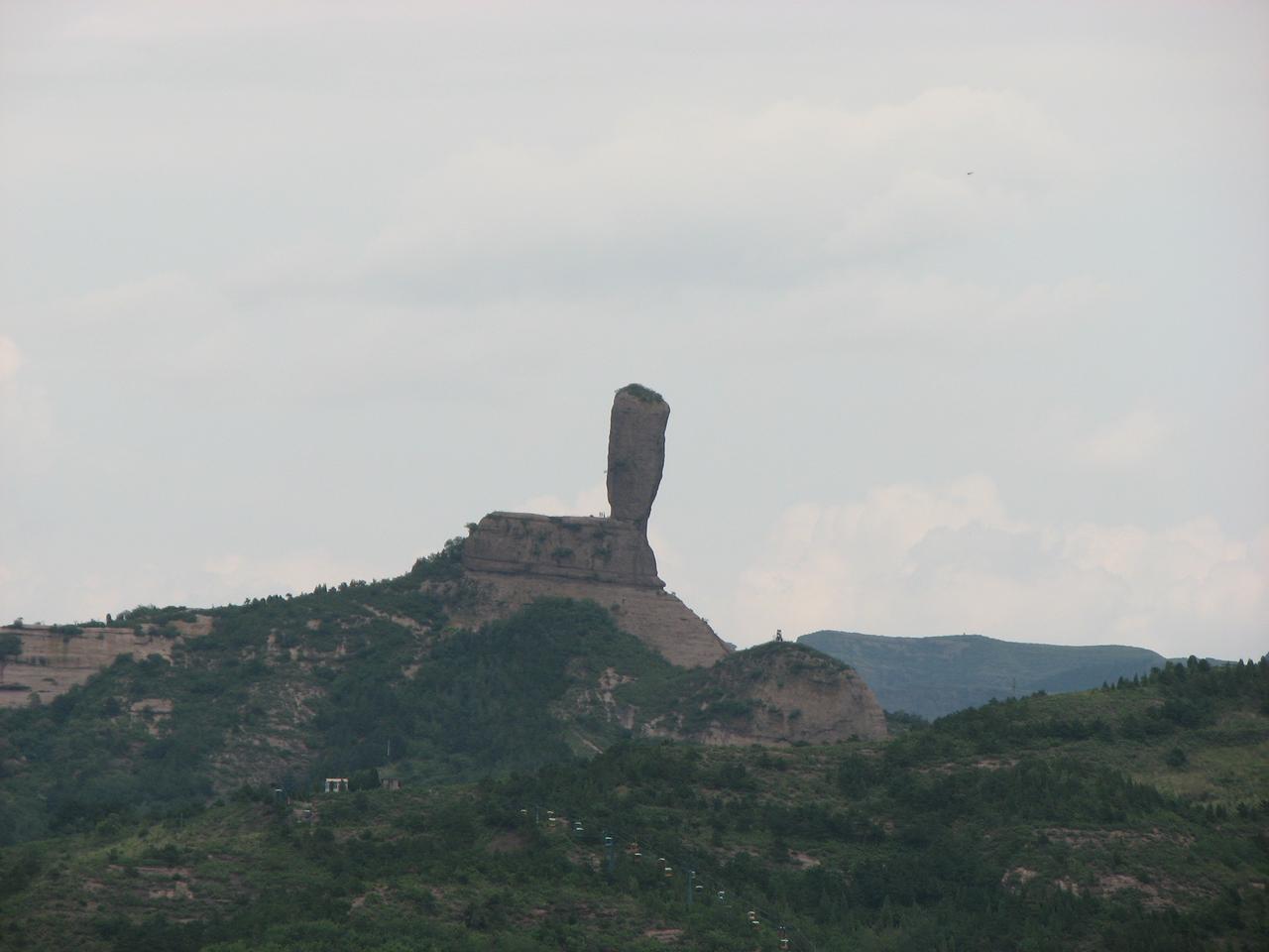 磬锤峰（棒槌山）孤峰，武烈河东岸山巅
