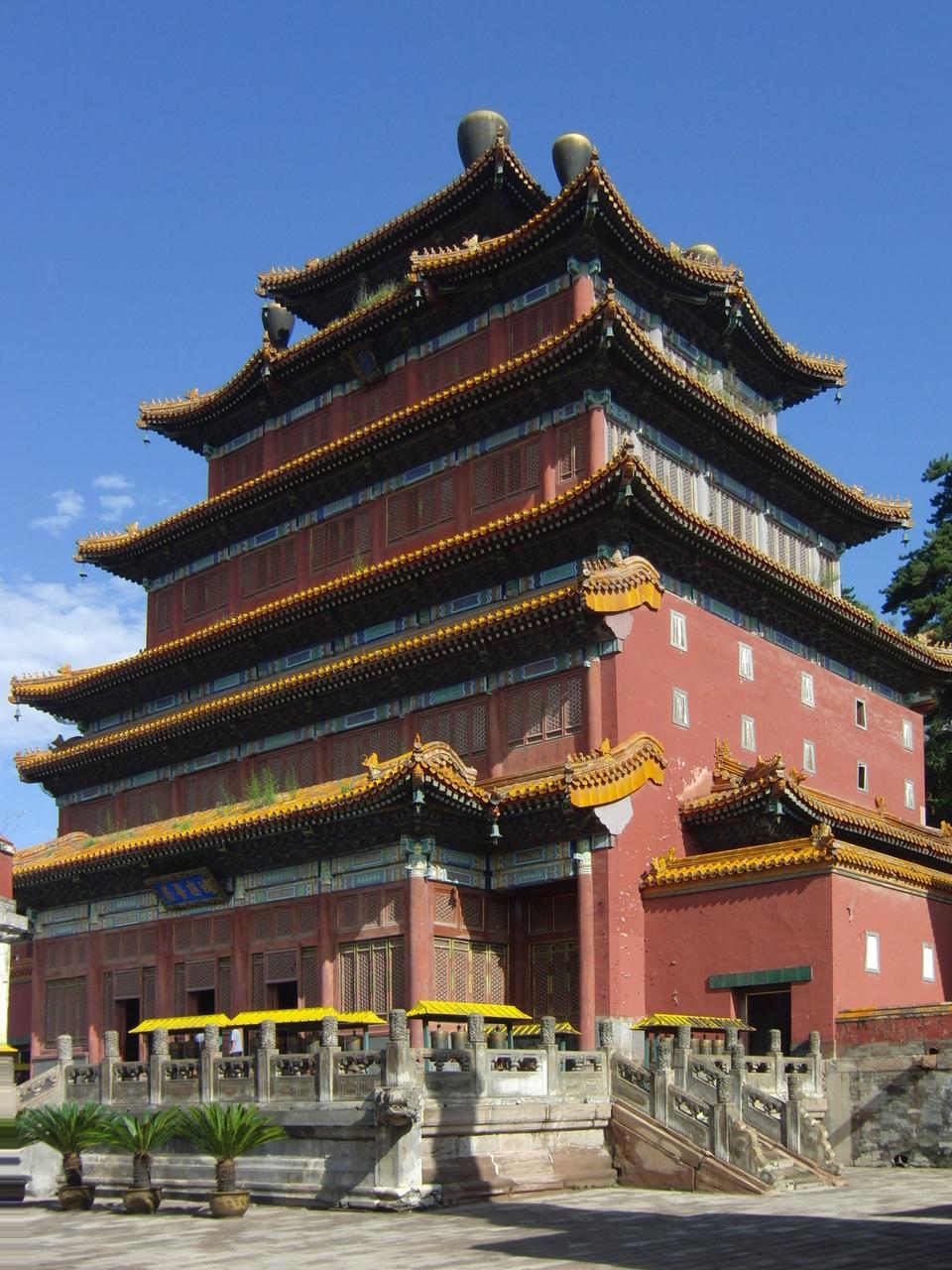普宁寺大乘之阁前檐,多层级屋檐适应山坡坡度