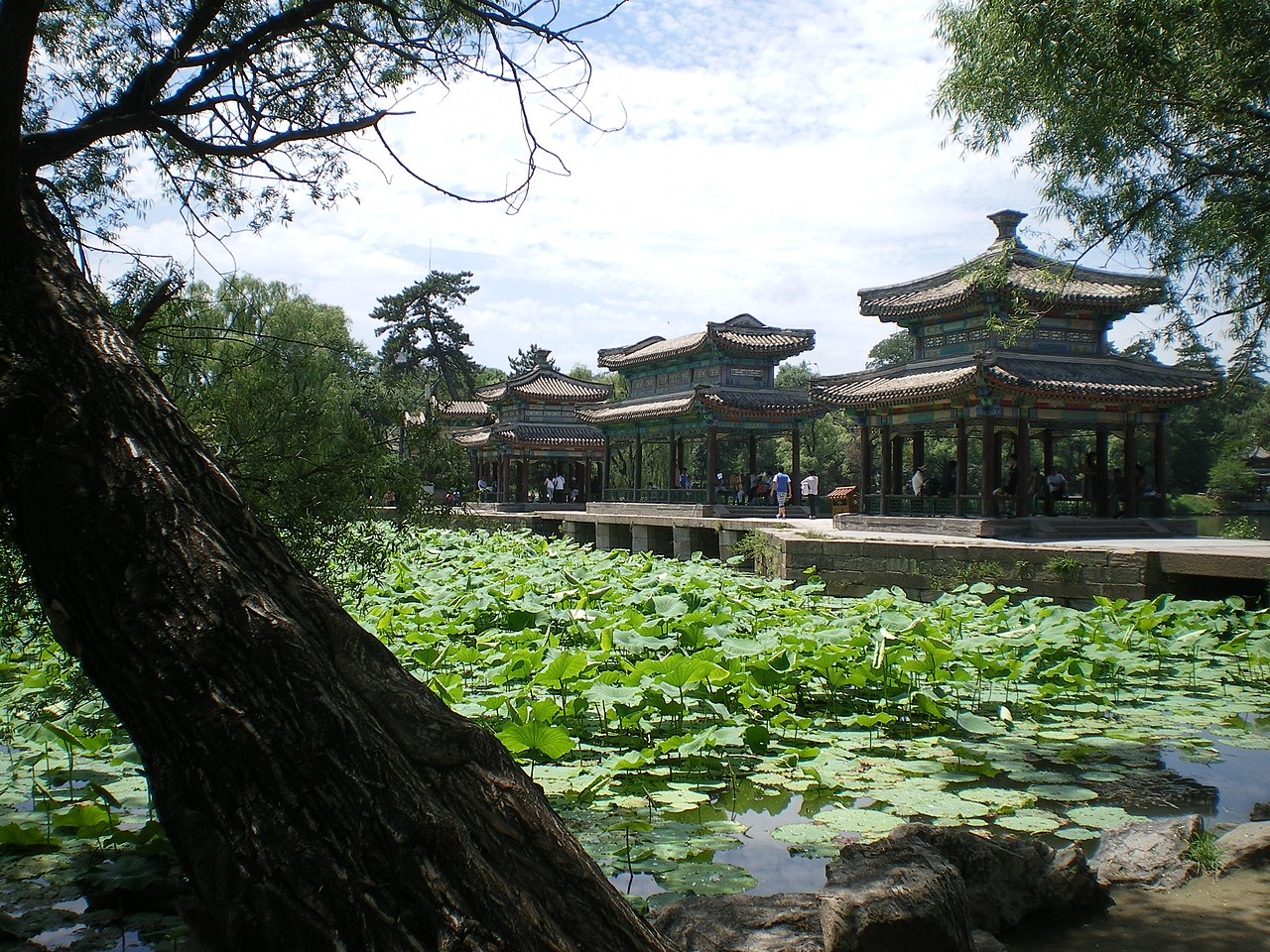 避暑山庄平原区远眺，可见永佑寺舍利塔和开阔草地