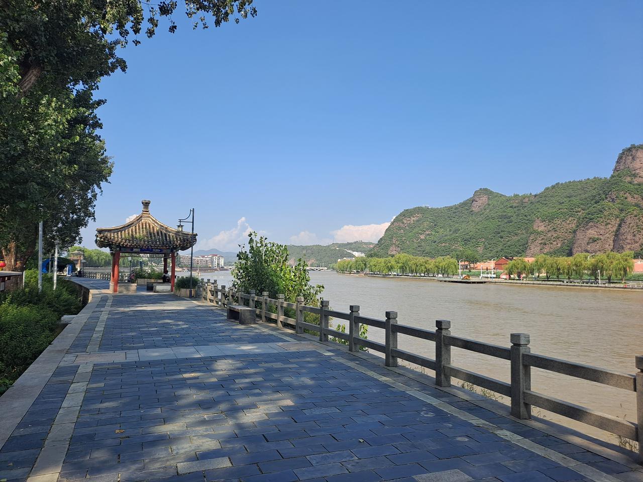 武烈河五云桥段堤岸