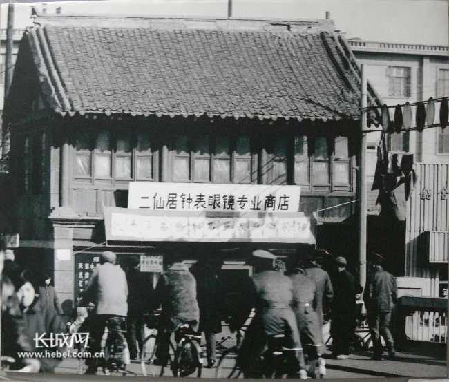 承德西大街街景，牌楼与商业建筑