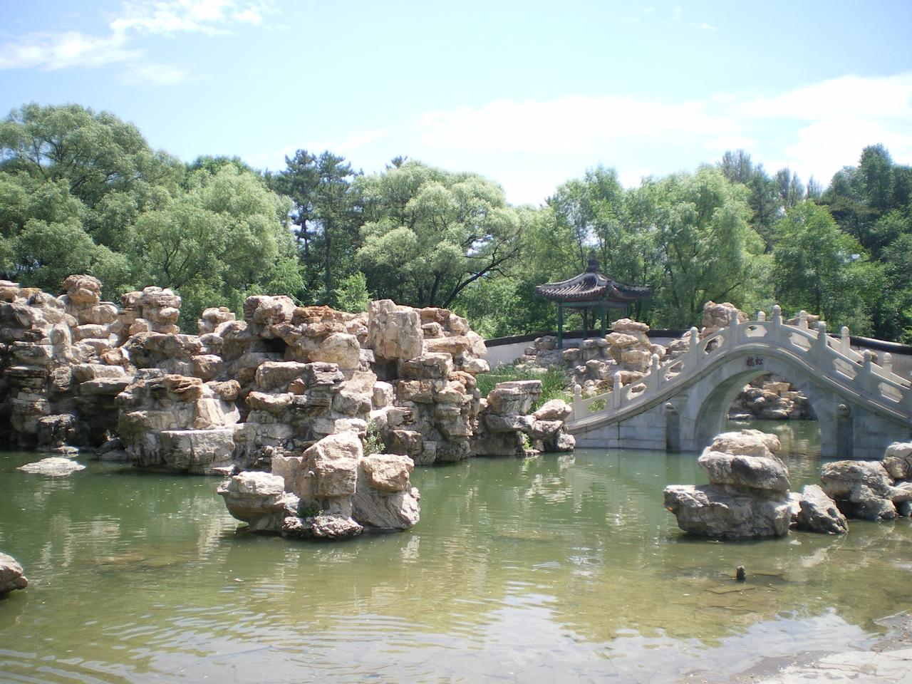 金山岛上帝阁与湖区倒影