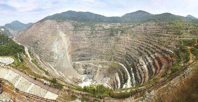 寿王坟铜矿露天采场远景，山体被开采出层层台阶