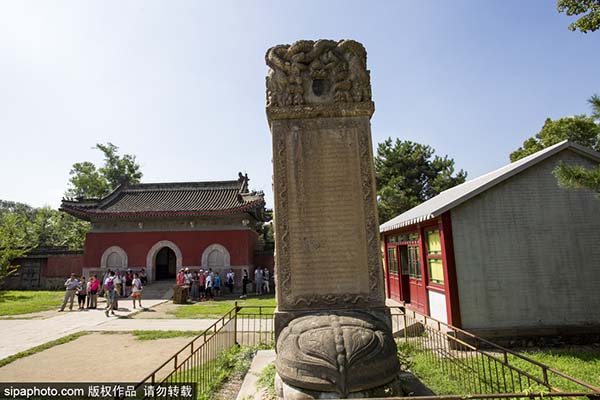 永佑寺舍利塔近景，可见底层抱厦与绿色琉璃瓦檐口