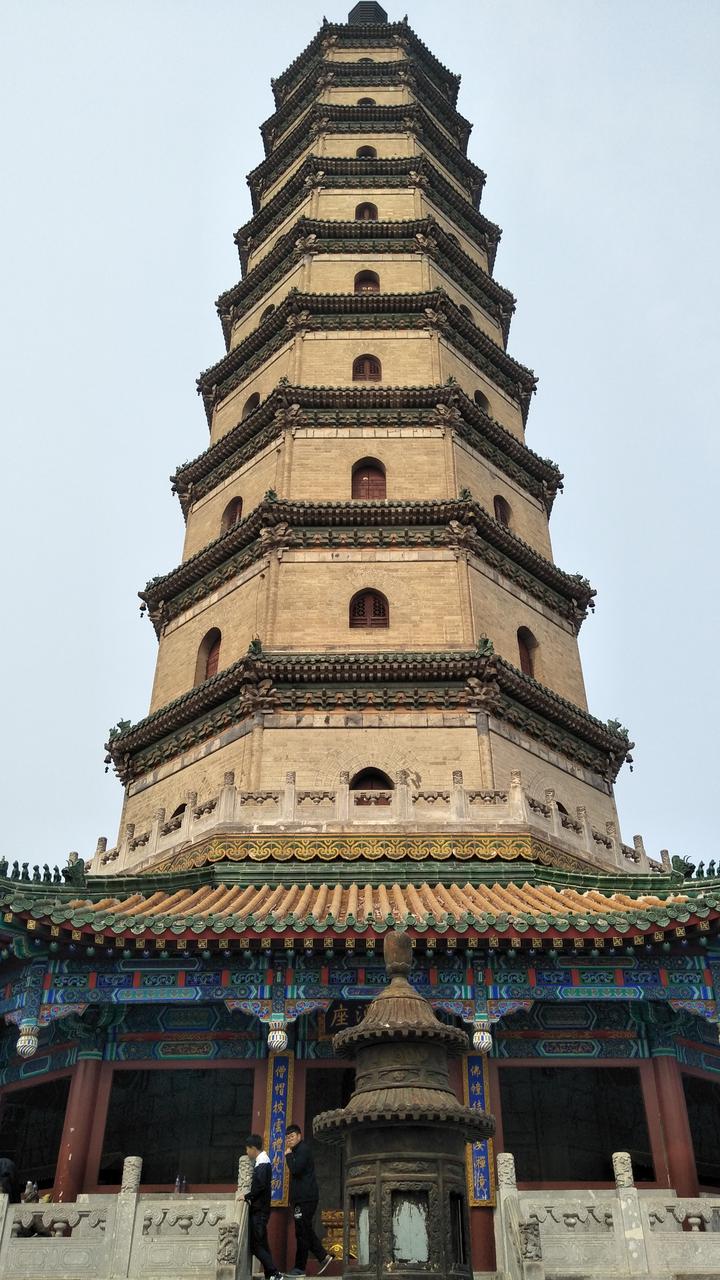 永佑寺舍利塔远景，从万树园草地方向仰视塔身
