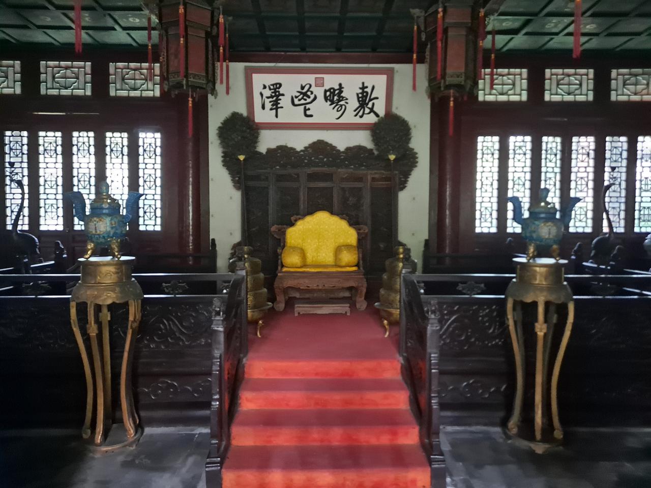 如意洲门殿无暑清凉,其后建筑群为延薰山馆