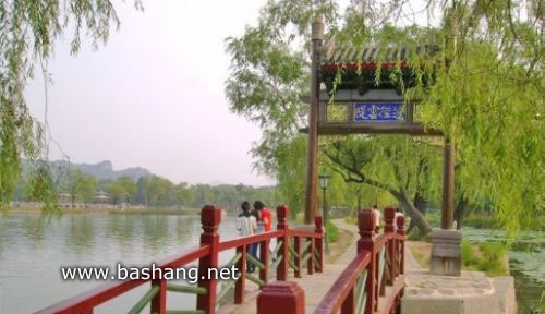 芝径云堤曲折如灵芝,连接湖心三岛