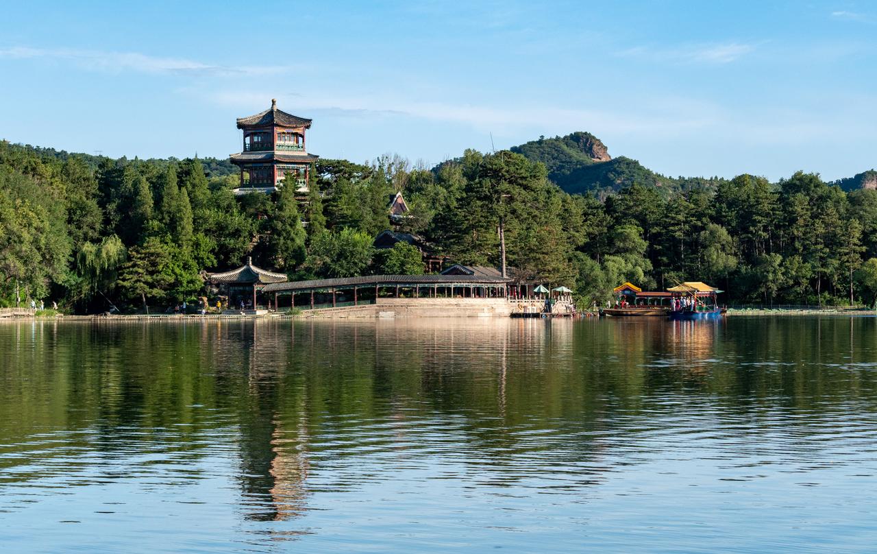 避暑山庄宫墙沿山势蜿蜒