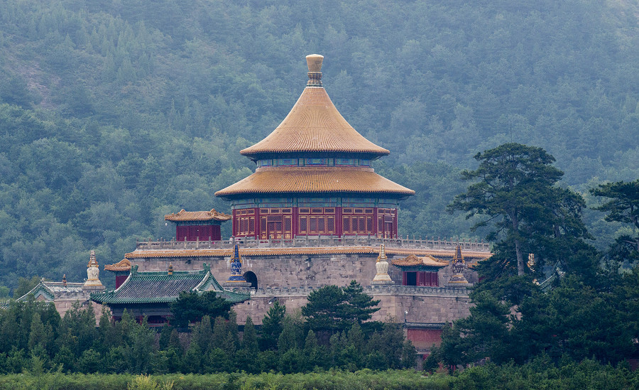 从普乐寺旭光阁向东眺望,磬锤峰方向的视野开阔无遮挡