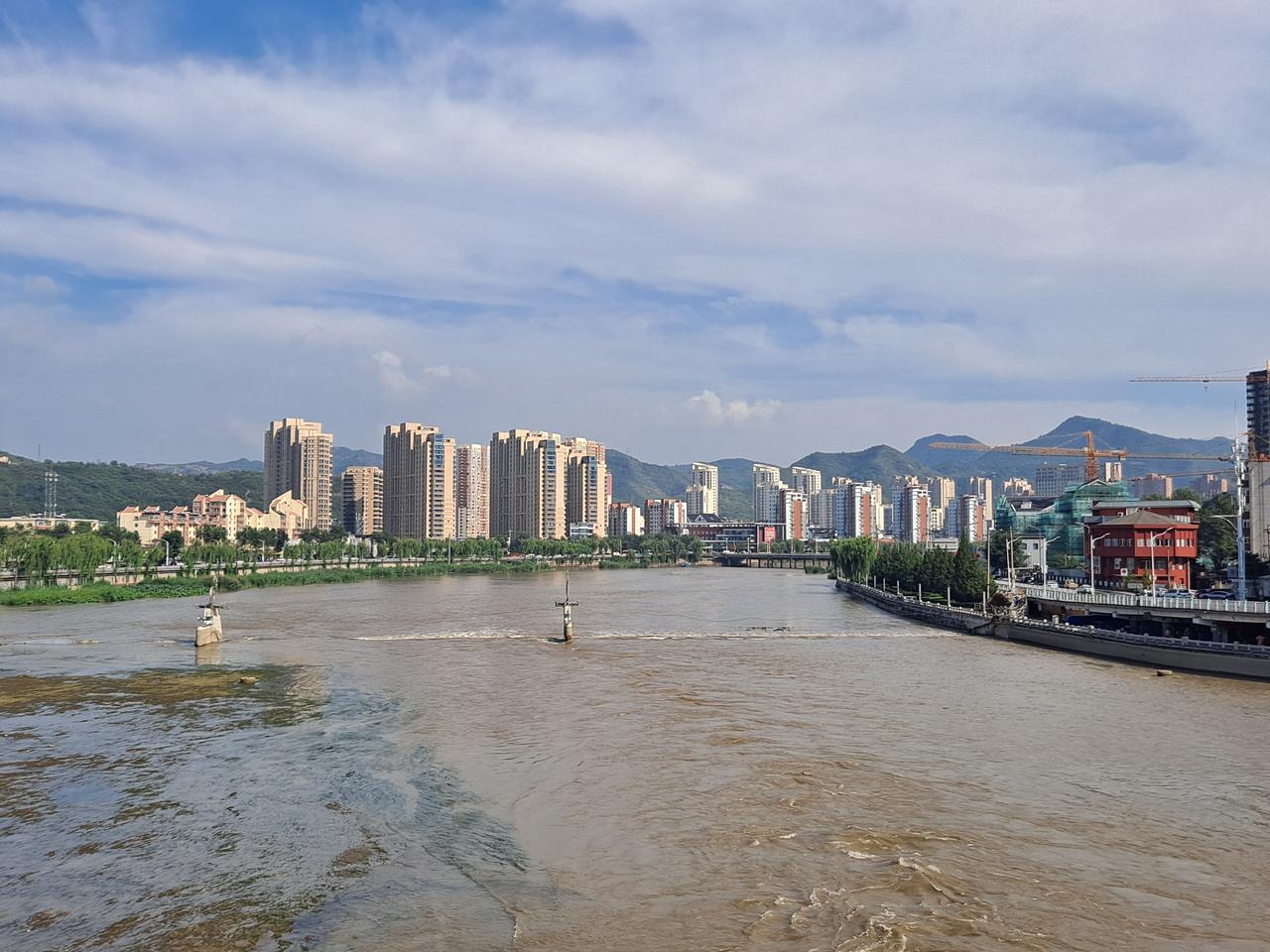 武烈河河道宽景，橡胶坝拦水形成平静水面，两岸有步道和柳树