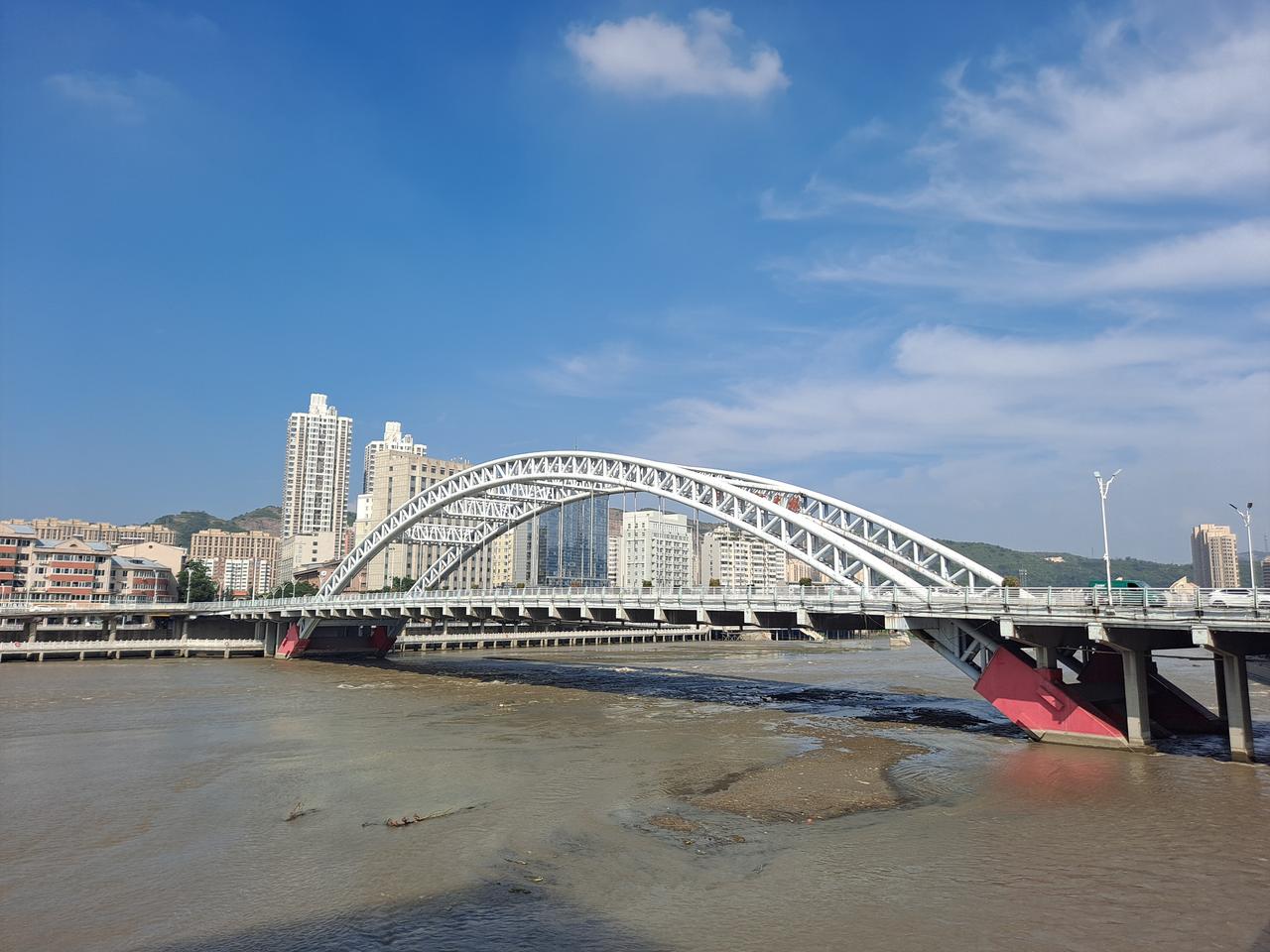武烈河大桥，钢箱梁与V形刚构组合，蝶形拱装饰