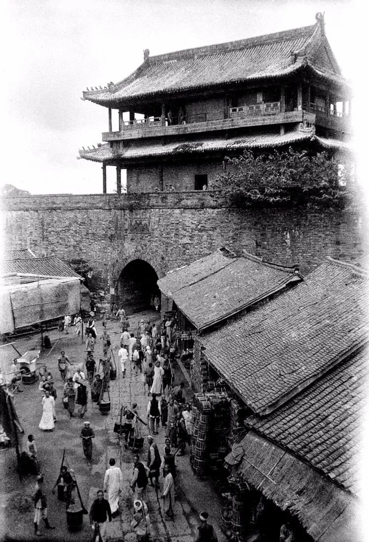 成都城墙近景，可见夯土和城砖叠压