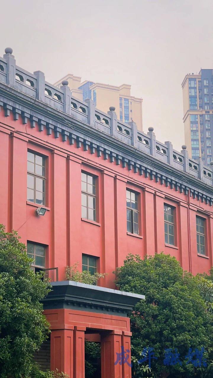 已被住宅和商业楼环绕的成都量具刃具厂大楼(红楼)