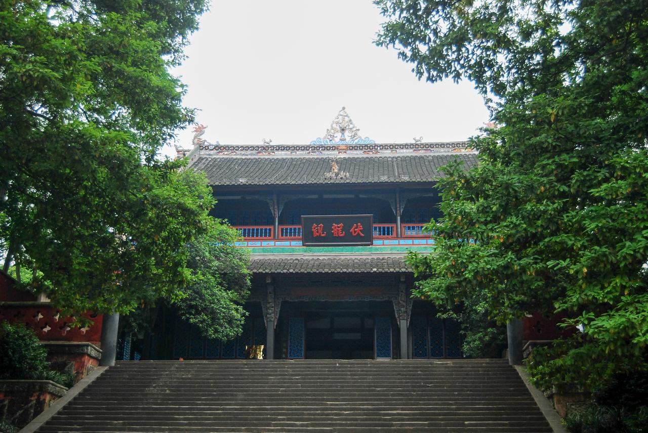 伏龙观外观,建在离堆最高处