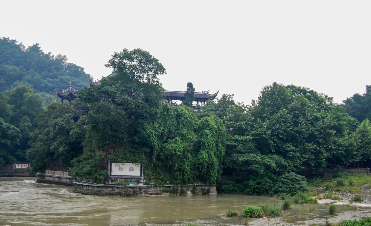 离堆,被凿开的山体残余