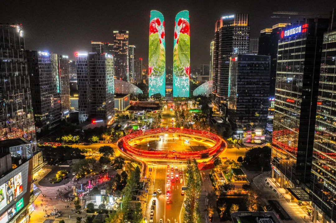 交子大道夜景：双塔 LED 灯光秀与城市中轴线