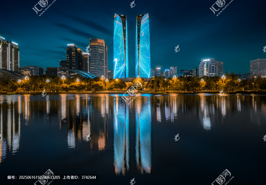 交子大道街景：宽阔的中轴线与暖色街灯
