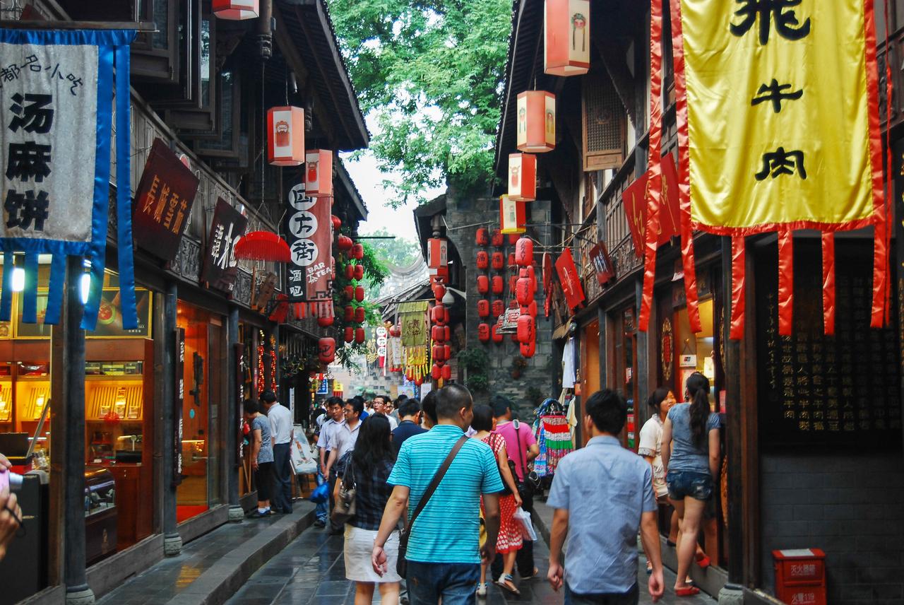 锦里主街的店铺和拥挤人群