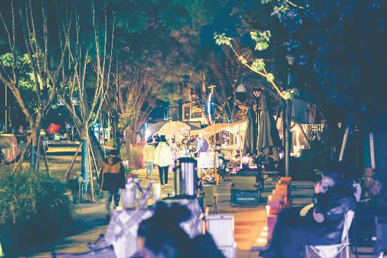 Woodpark 轻极限运动公园的滑板泵道：三色路夜市的起点