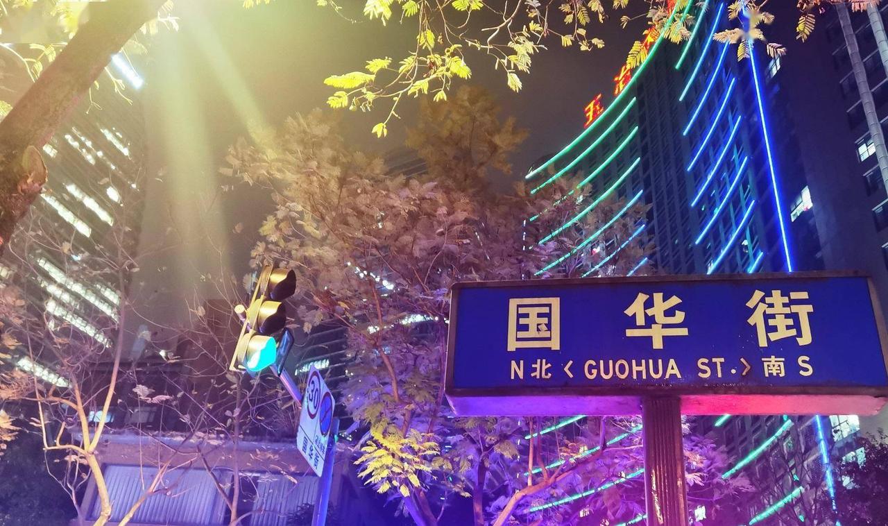 三色路夜市的帐篷摊位：露营风格+折叠桌，零固定成本的创业形态