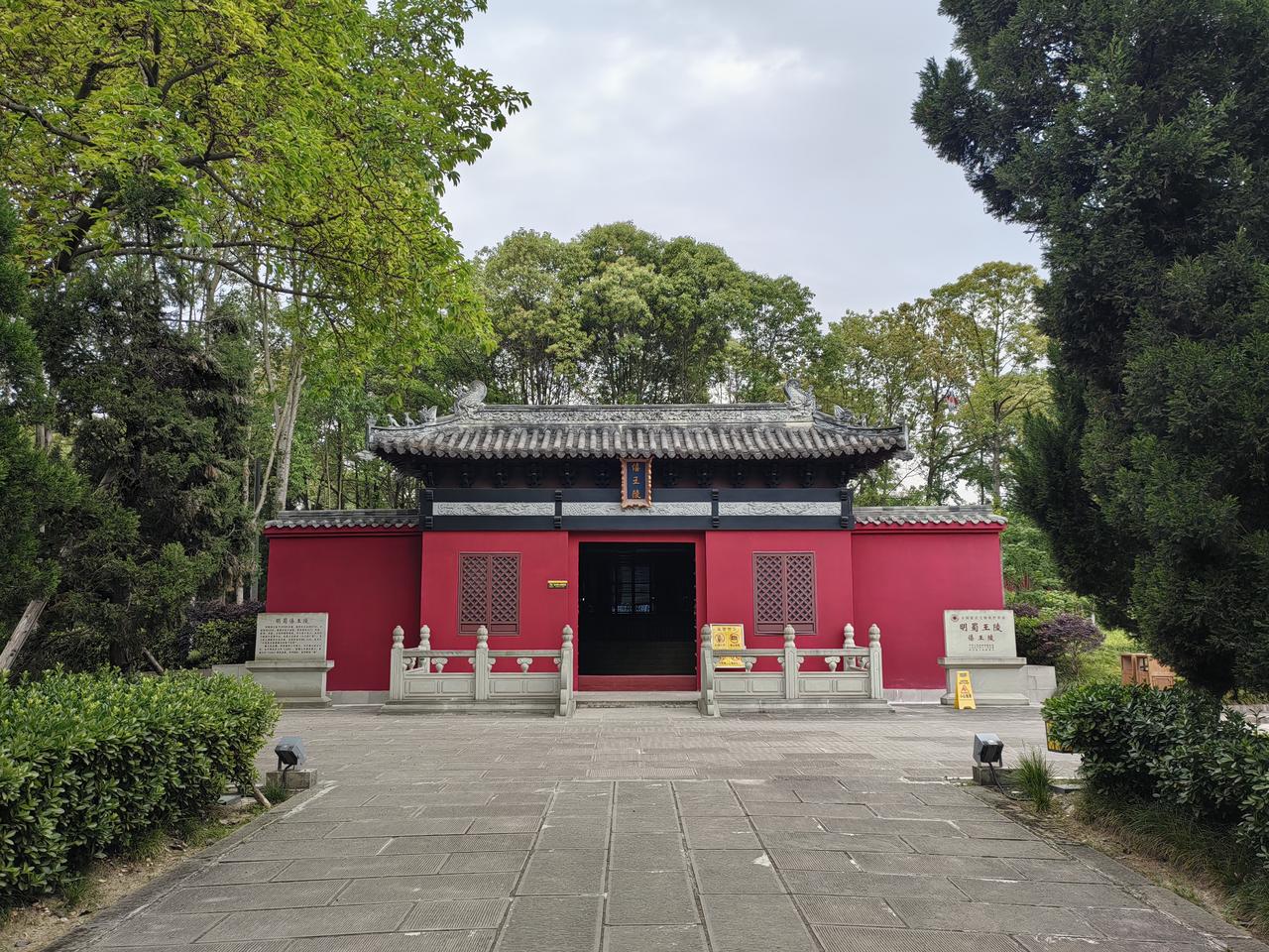 僖王陵地宫石门，81 枚门钉排列清晰可见
