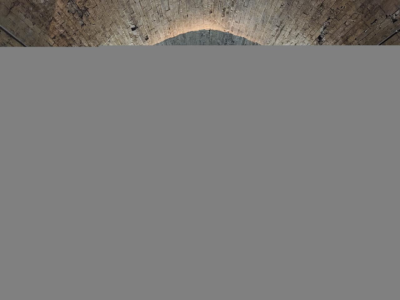 僖王陵地宫中庭，可见石仿木斗拱、绿色琉璃瓦屋顶和两侧厢房
