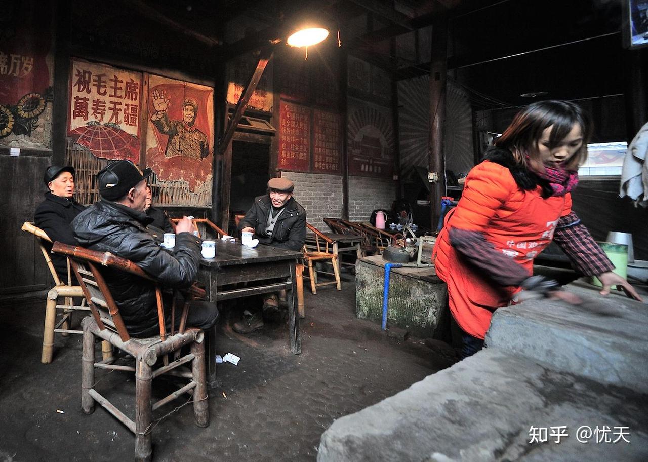 茶馆内部竹编夹泥墙与标语