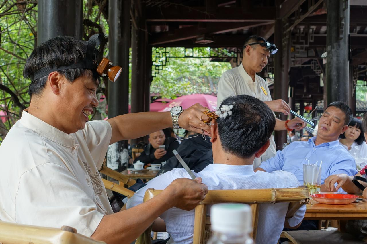 鹤鸣茶社内采耳服务：一项与喝茶相伴的传统手艺